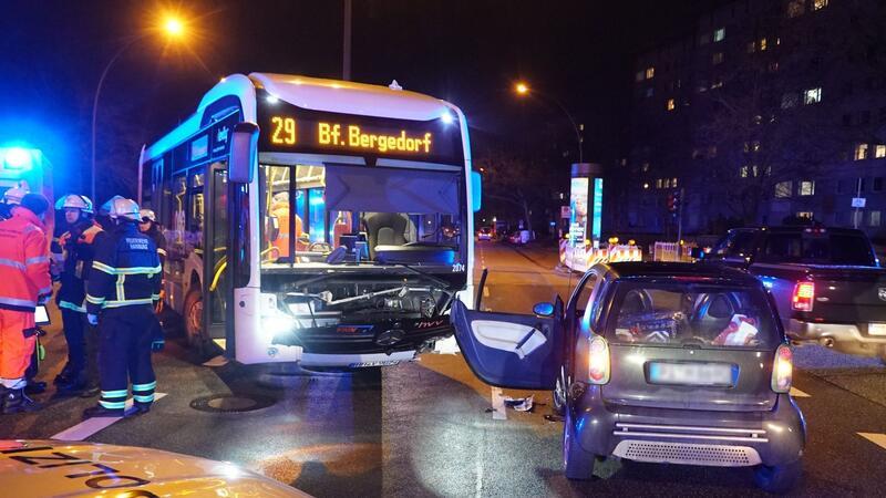 Linienbus und Auto kollidieren in Hamburg – Vier Verletzte Feuerwehr und Polizei sind an einer Unfallstelle in Hamburg-Jenfeld im Einsatz. Vier Menschen, darunter eine schwangere Frau, sind bei einem Verkehrsunfall in Hamburg-Jenfeld verletzt worden.