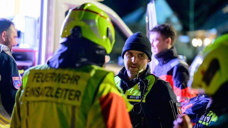 Holzkohlegrill im Wohnzimmer - Familie verletzt Feuerwehr und Polizei vor dem Wohnhaus der Familie, die drinnen einen Grill aufgebaut hatte.