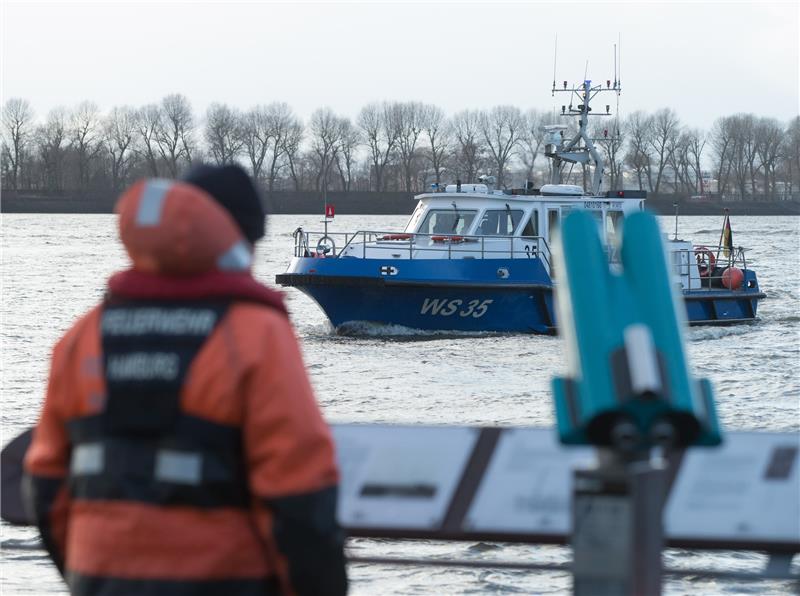 Wasserleiche in Finkenwerder geborgen Feuerwehr und Polizei zogen am Sonntagmorgen einen Leichnam bei Finkenwerder aus einem Elbe-Seitenkanal. Archivfoto: dpa