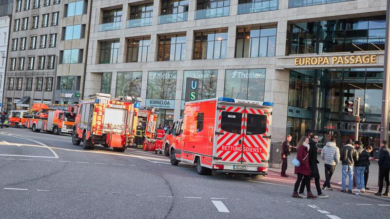 Feuerwehr und Rettungsdienst vor der Europa-Passage am Jungfernstieg.
