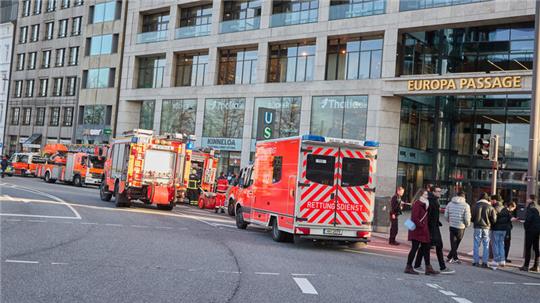 Feuerwehr und Rettungsdienst vor der Europa-Passage am Jungfernstieg.
