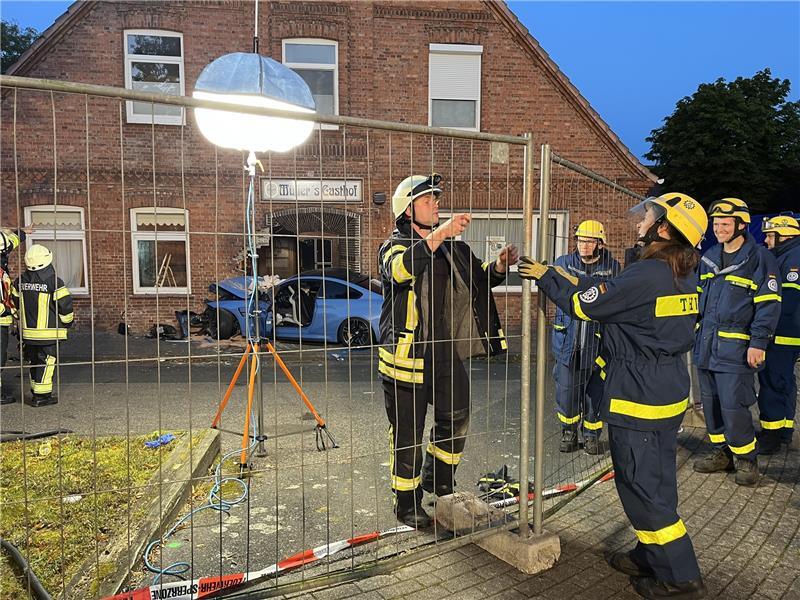 Feuerwehr und THW sichern das erheblich beschädigte Gebäude. Foto: Vasel