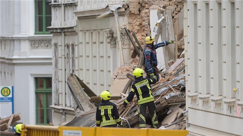 Hauseinsturz in Görlitz: „Wir geben unser Menschenmögliches“ Feuerwehr und Technisches Hilfswerk sind in Görlitz im Dauereinsatz.