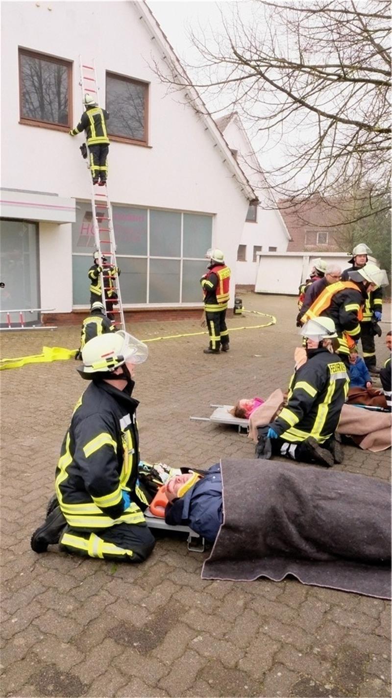 Feuerwehr und „Verletzte“ von der DRK-Einheit Realistische Notfalldarstellung Stade Herkunft: Hillyer-Funke/Feuerwehr Himmelpforten