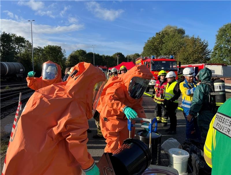 Feuerwehreinsatz: Auf dem Industriebahnhof Stade-Brunshausen sind kleine Mengen Epichlorhydrin aus einem Kesselwagen entwichen. Foto: Vasel