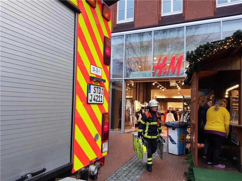 Feuerwehreinsatz bei H&M in Stade. Fotos: Gröning/Beneke