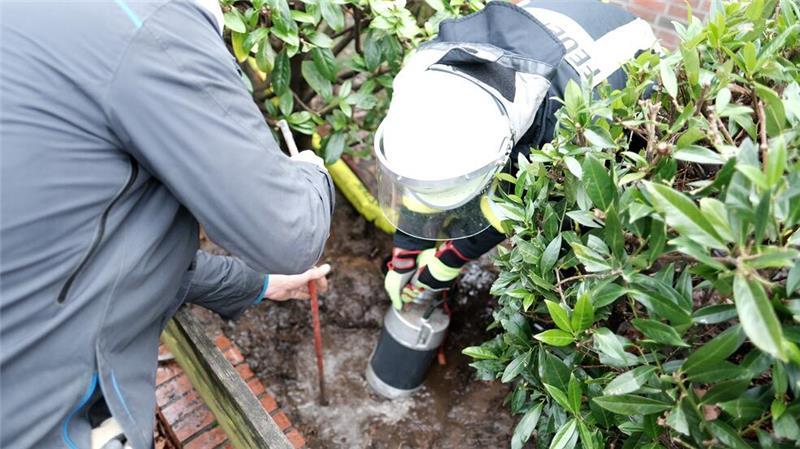 Stromausfall in Düdenbüttel: Feuerwehr rückt nach Wasserrohrbruch aus Feuerwehreinsatzkräfte und Mitarbeiter von Versorgungsunternehmen bei Absperr- und Abpumparbeiten.