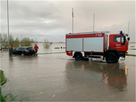 Feuerwehrfahrzeug zieht Pkw am Lühe-Anleger in Grünendeich. Foto: Brandt/Feuerwehr. Foto