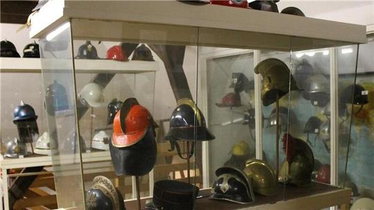 Feuerwehrhelme aus vielen Ländern sind im Museum zu sehen.