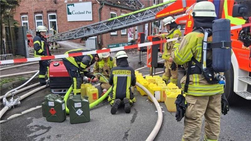 Feuerwehrkräfte aus mehr als 20 Orten kämpften unter schwerem Atemschutz gegen das Feuer.