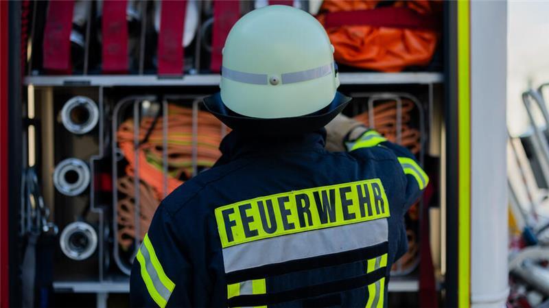 Frau bricht bewusstlos zusammen – Erst gegrillt, dann in Lebensgefahr Feuerwehrkräfte belüfteten das Haus, bis die Kohlenmonoxid-Werte wieder in den Normalbereich sanken. (Symbolbild)