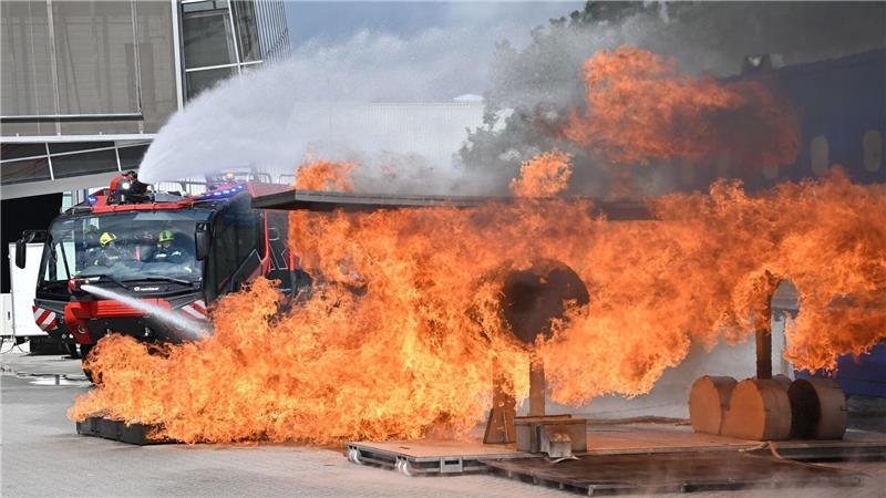 Niedersachsen will Schutz vor Katastrophen weiter stärken Feuerwehrkräfte löschen auf der Messe Interschutz mit einem Löschfahrzeug den simulierten Brand eines Flugzeugtriebwerkes.