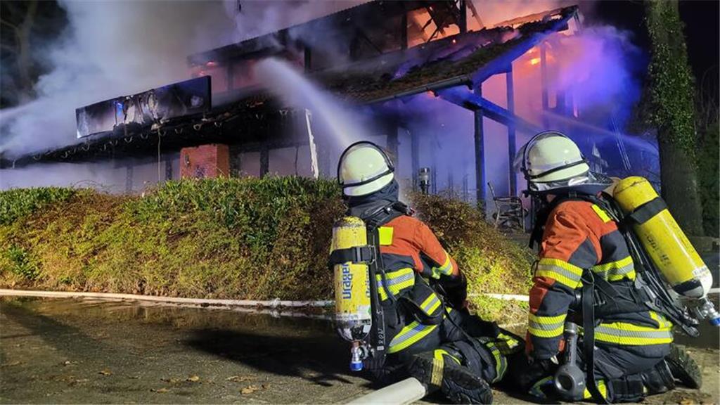 Feuerwehrkräfte löschten gezielt die Flammen.