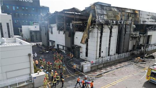 Feuerwehrleute am Ort des Brandes in einer Fabrik für Lithiumbatterien in Südkorea.