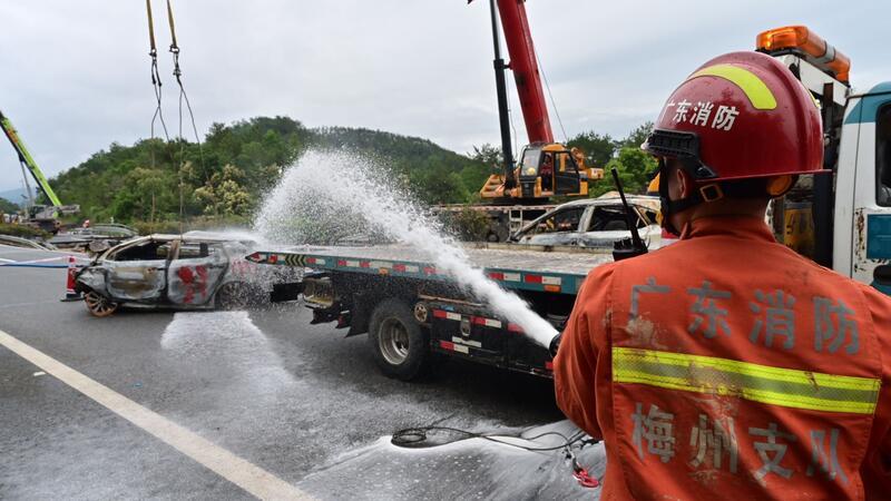 Feuerwehrleute an der Unfallstelle.