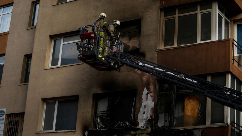 Feuerwehrleute an der Unglücksstelle.