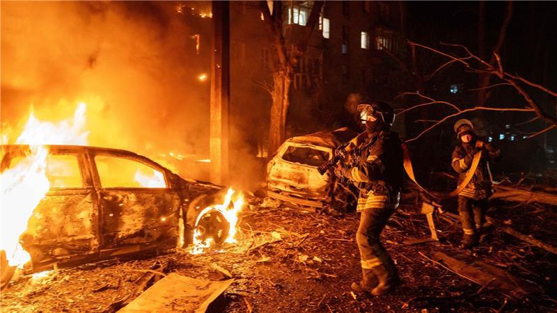 Feuerwehrleute arbeiten am Ort eines russischen Bombenangriffs in Kramatorsk.