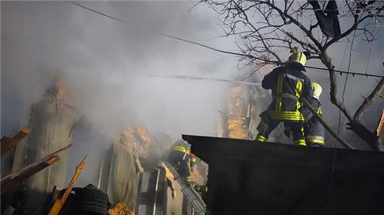 Feuerwehrleute arbeiten an einem brennenden Gebäude nach einem russischen Angriff in Odessa.