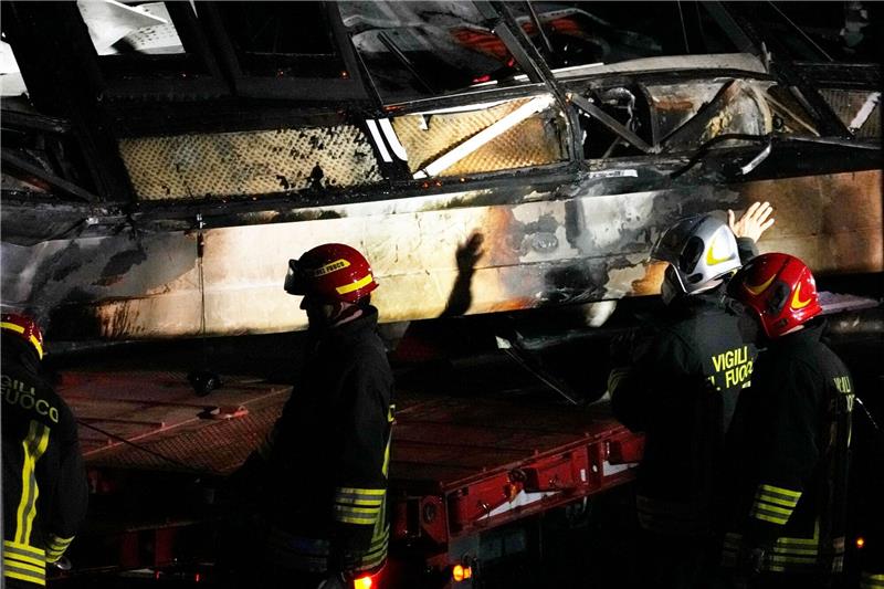 Was führte zu der Buskatastrophe von Venedig? Feuerwehrleute arbeiten nach dem Busunglück an der Unfallstelle.