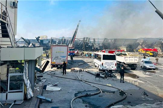 Feuerwehrleute arbeiten nach einer Explosion daran, einen Brand in einer Lagerhalle  zu löschen.