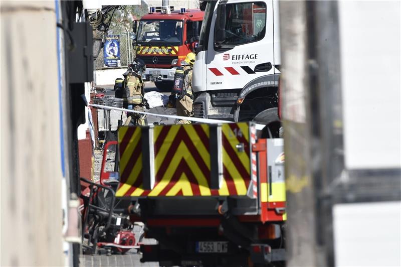 Brandkatastrophe: Discos hatten keine Betriebsgenehmigung Feuerwehrleute arbeiten vor der Diskothek «Teatre», in der ein Feuer ausgebrochen war.