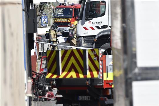 Feuerwehrleute arbeiten vor der Diskothek «Teatre», in der ein Feuer ausgebrochen war.