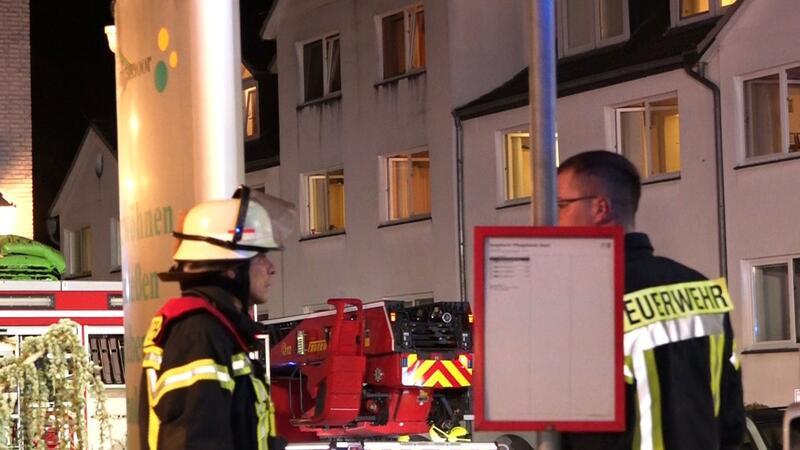 Zwei Tote und mehrere Verletzte nach Brand in Pflegeheim Feuerwehrleute arbeiten vor einem Seniorenheim.