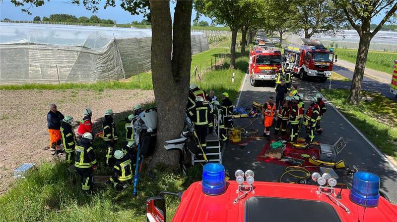 Feuerwehrleute aus Apensen, Horneburg und Nottensdorf waren am 29. Mai 2023 an der Unfallstelle an der L130 zwischen Nottensdorf und Grundoldendorf.