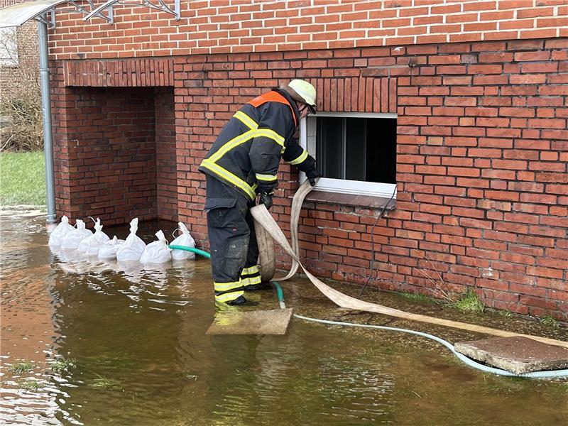 Trotz Zusage: Opfer der Lühe-Flut bislang nicht entschädigt Feuerwehrleute aus Neuenkirchen pumpen Wasser aus Kellern ab. Foto: Vasel