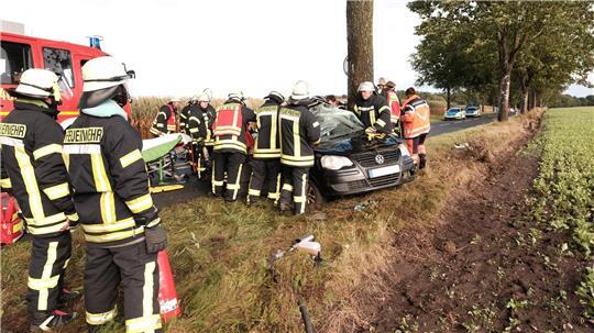 Feuerwehrleute aus Oldendorf und Himmelpforten setzen schweres Gerät ein, um eingeklemmten Fahrer aus Unfallfahrzeug zu befreien.