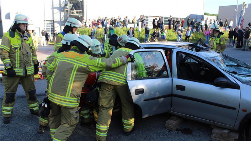 Feuerwehrleute befreiten bei der Übung vier Personen aus einem verunglückten Fahrzeug.