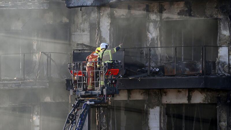 Feuerinferno mit mindestens neun Toten schockt Spanien Feuerwehrleute bei den Löscharbeiten.