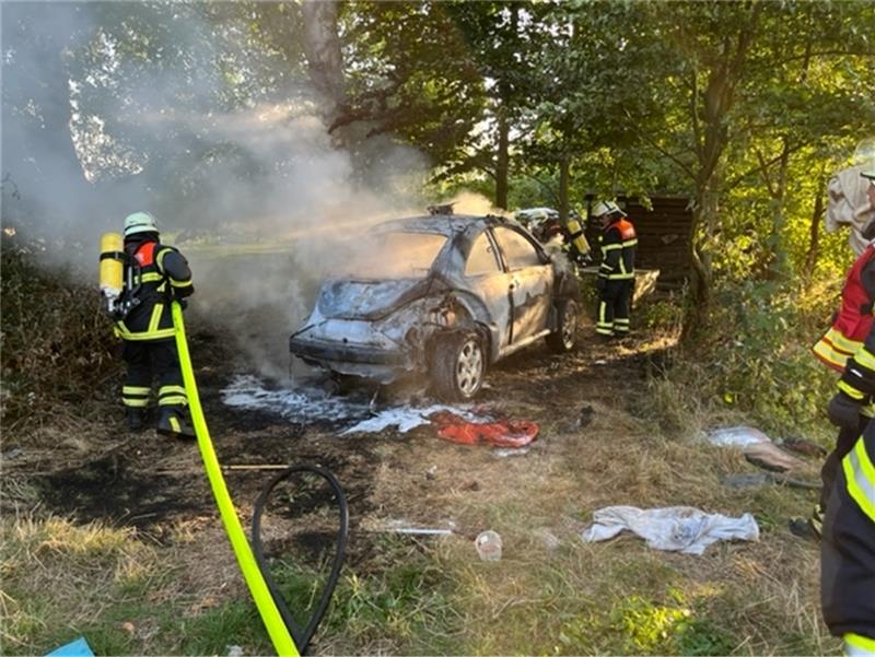 Feuerwehrleute bei den Löscharbeiten. Foto: Feuerwehr