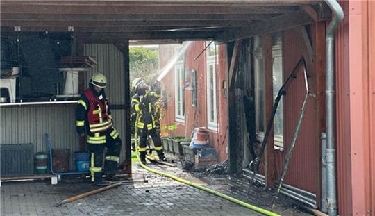 Feuerwehrleute bei den Löscharbeiten in Ahlerstedt. Ein Carport hatte Feuer gefangen. Foto: Polizei