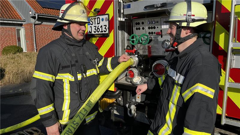 Feuerwehrleute beim Großfeuer in Dollern.