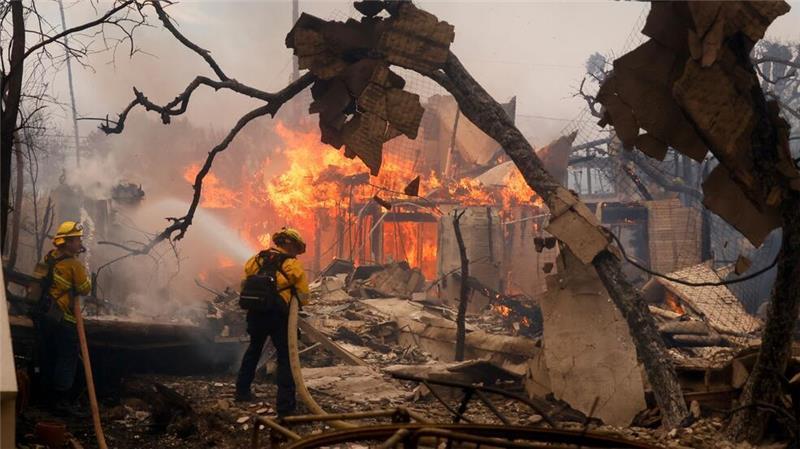 Feuer in Los Angeles: Stadtverwaltung unter Druck Feuerwehrleute bekämpfen das Palisades-Feuer in Los Angeles.