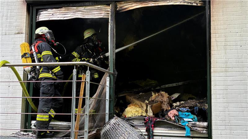 Feuerwehrleute bekämpfen den Brand in dem Wohnhaus in Estebrügge unter Atemschutz.