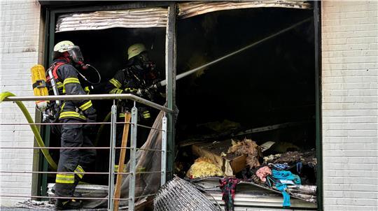 Feuerwehrleute bekämpfen den Brand in dem Wohnhaus in Estebrügge unter Atemschutz.