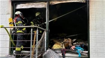 Feuerwehrleute bekämpfen den Brand in dem Wohnhaus in Estebrügge unter Atemschutz.