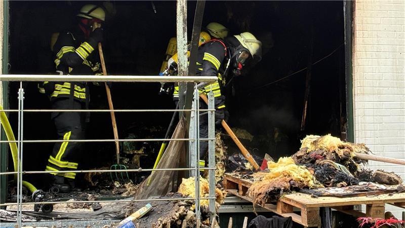 Feuer in Estebrügge: Junge Familie verliert ihr Zuhause Feuerwehrleute bekämpfen letzte Brandnester.