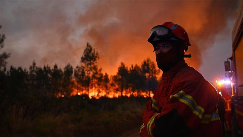 Feuerwehrleute bekämpfen während der Waldbrände im Südwesten Frankreichs einen Brand außerhalb von Lanton.