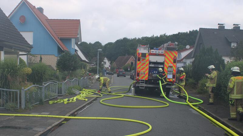 Feuerwehrleute bereiten den Löschangriff in der Straße An den Kreuzsteinen vor.