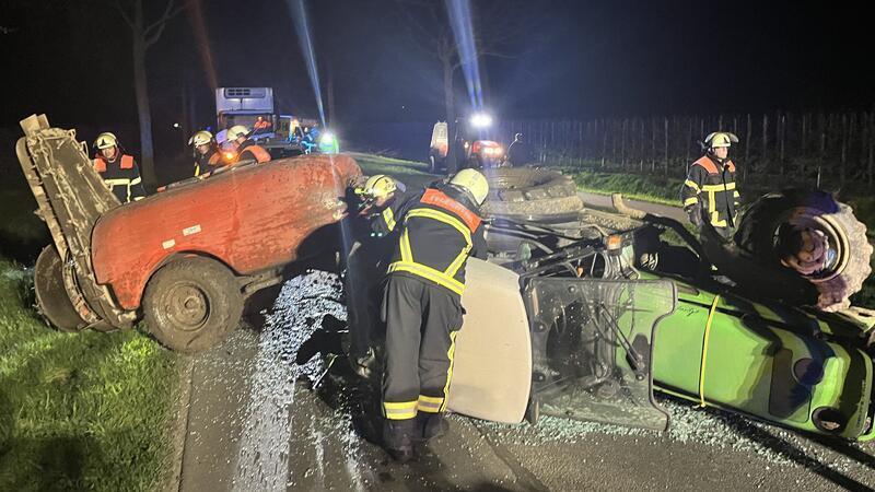 Pkw rammt Trecker: Schwerer Unfall nahe der A-26-Anschlussstelle Jork Feuerwehrleute bereiten die Bergung von Schlepper und Spritze auf der K26 zwischen Buxtehude-Dammhausen und Jork-Ladekop vor.