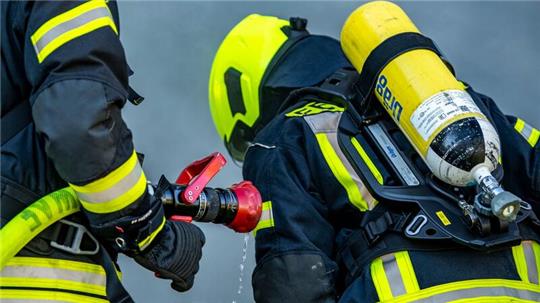 Feuerwehrleute bereiten einen Löscheinsatz vor.