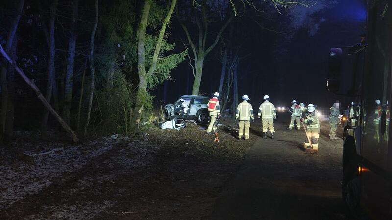 Dutzende Unfälle auf glatten Straßen Feuerwehrleute bergen ein bei Glätte im Landkreis Oldenburg von der Straße abgekommenes Auto.