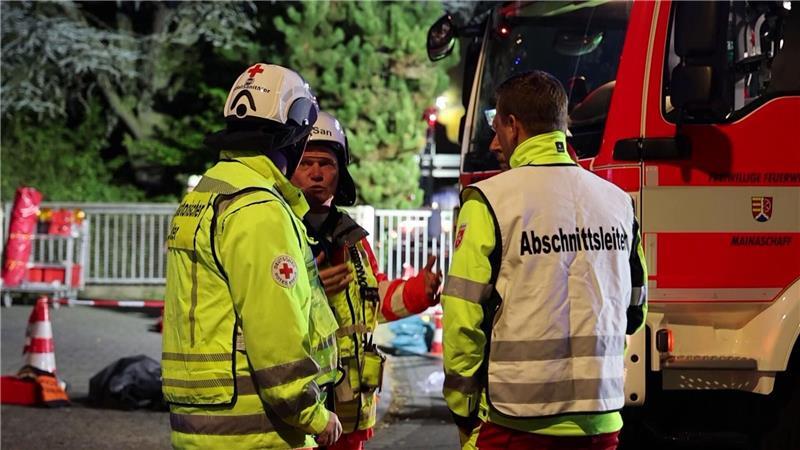 Feuerwehrleute berieten das weitere Vorgehen.