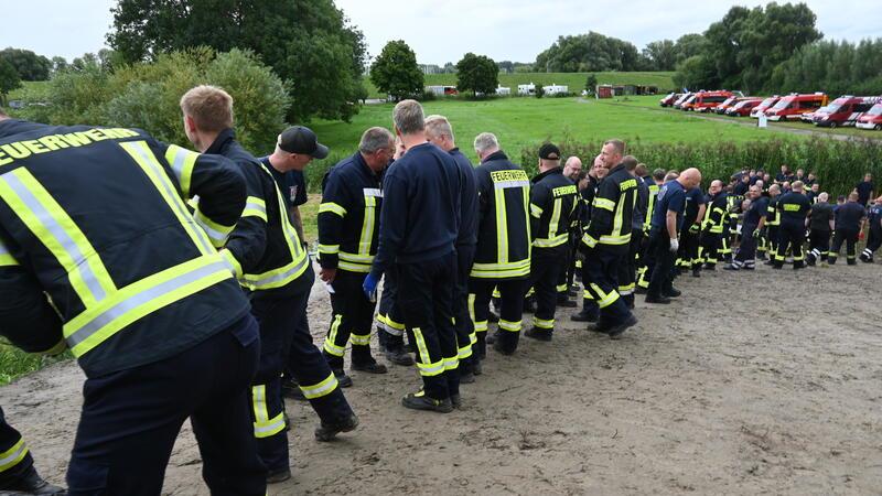 Feuerwehrleute bilden eine Kette.