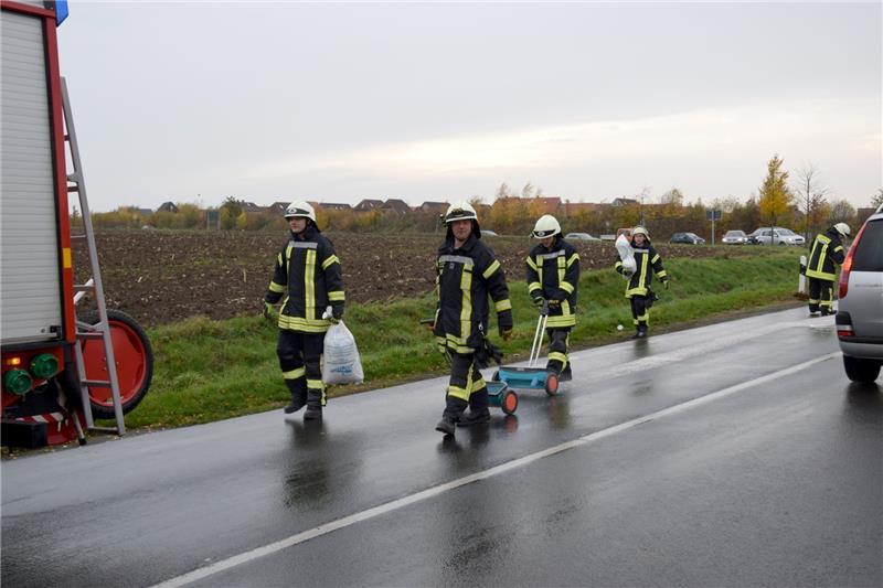 Feuerwehrleute bringen Ölbindemittel aus. Foto Kachmann