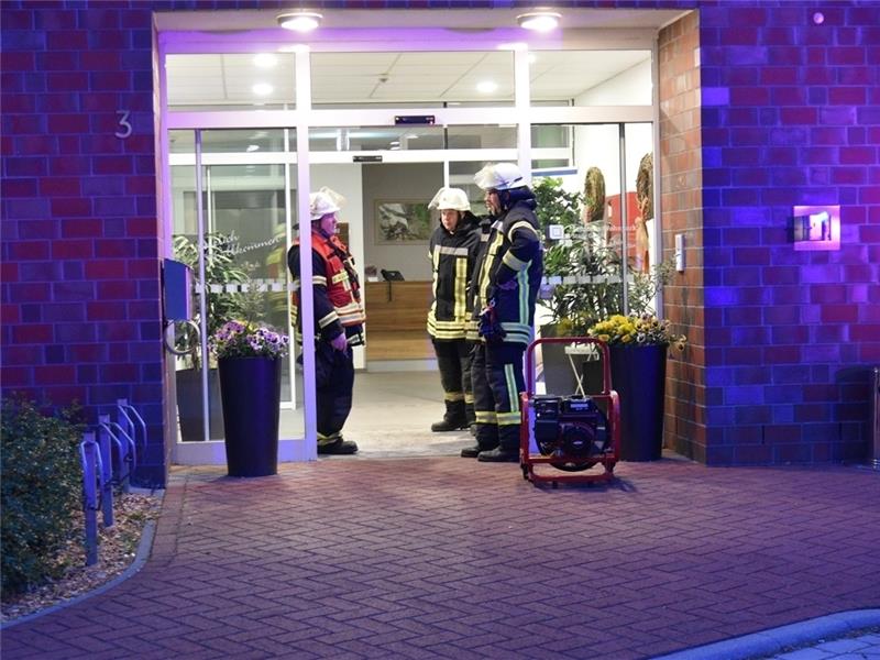 Feuerwehrleute bringen vor der Seniorenresidenz in Oldendorf einen Lüfter in Stellung. Fotos: Beneke