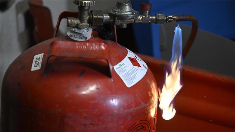 Sicherheits-Check für den Gasgrill: Darauf sollten Sie achten Feuerwehrleute der Feuerwehr Köln demonstrieren wie schnell die Gasflasche eines Gasgrill, wegen defekter Leitung Feuer fangen kann.